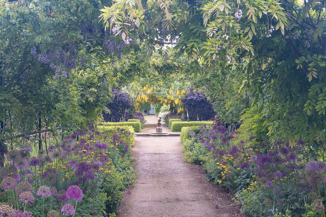 The Layered Garden: Lessons from England